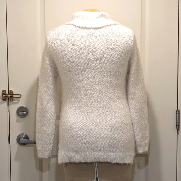 EUC Kenneth Cole Reaction M Super Soft Fuzzy White Knit Sweater - Picture 2 of 7